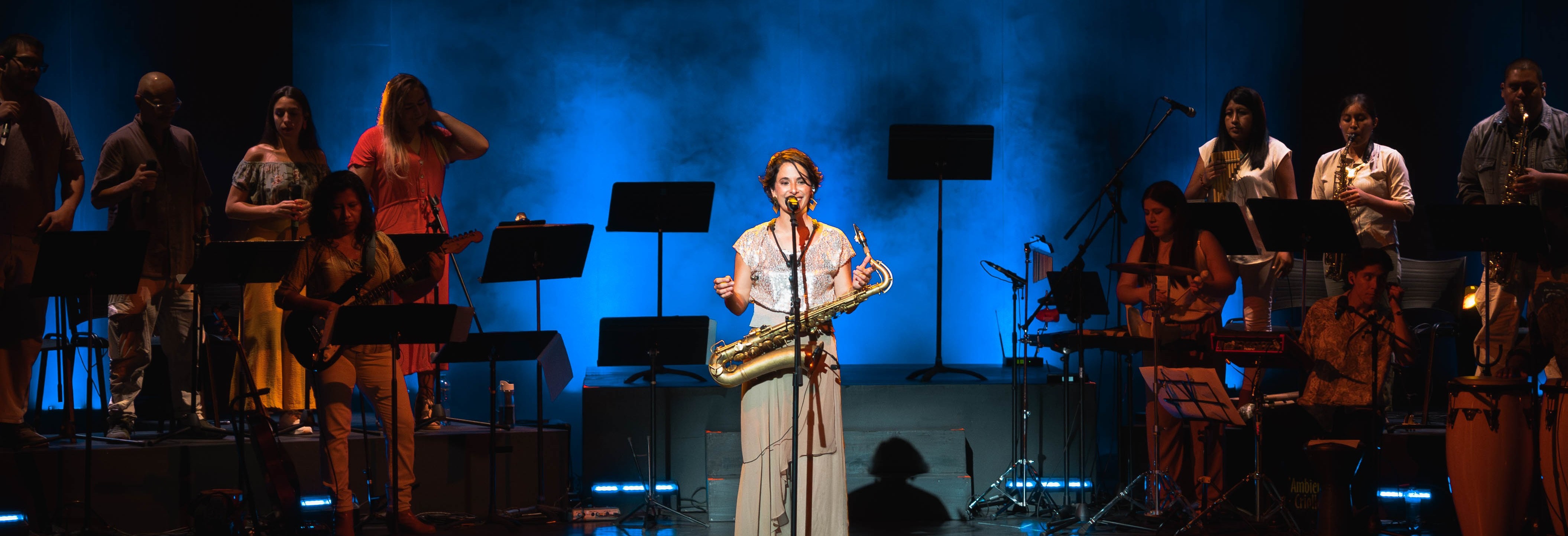 Carolina Araoz, saxofonista mujer, Teatro Segura, Lima, Perú