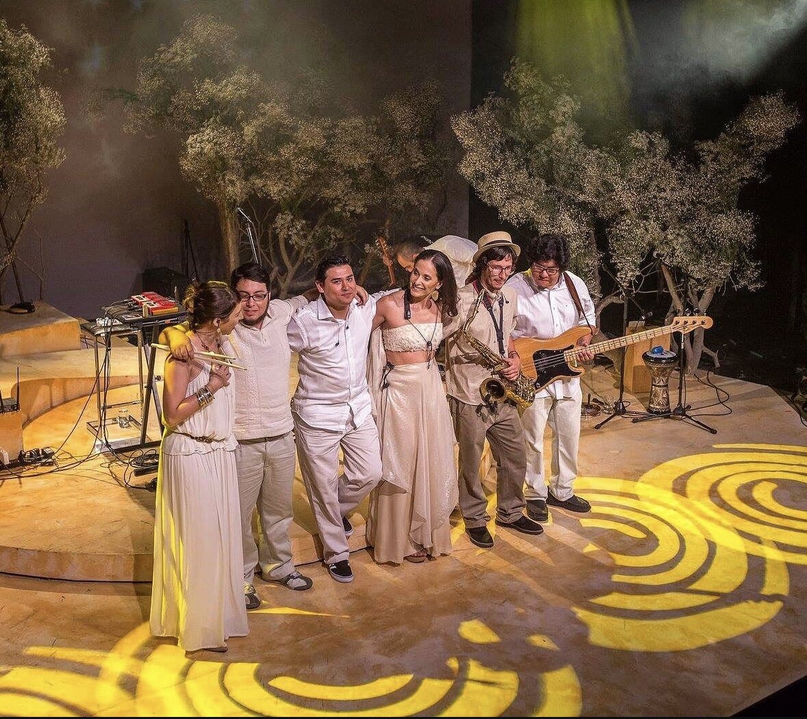 Carolina Araoz junto a los músicos de su ensamble al final de un concierto