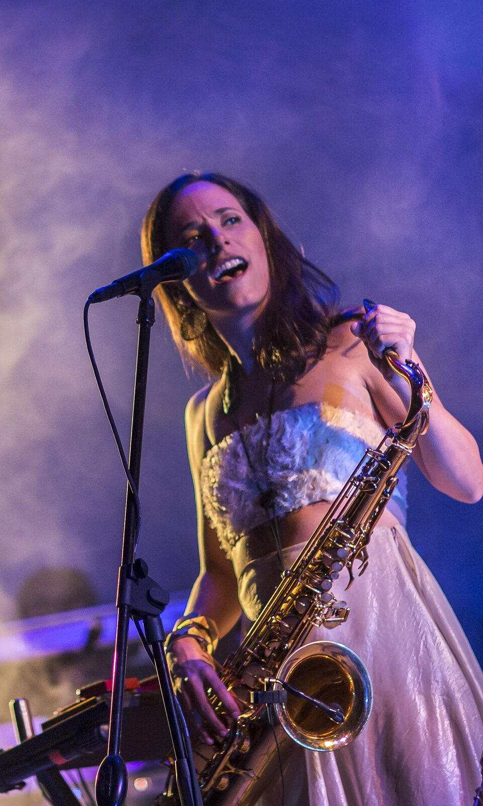 Carolina Araoz cantando con su saxofón en concierto