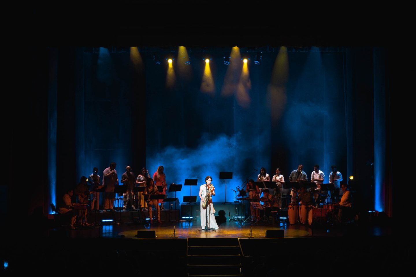 Carolina Araoz en el Teatro Segura, Lima, con la Orquesta Mucha Hermanos